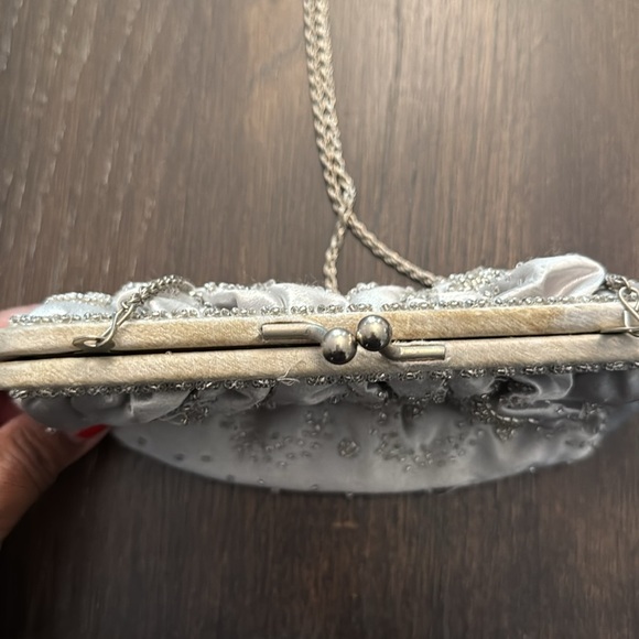 Vintage La Regale Gray/Silver Beaded Clutch with Chain Strap - Picture 4 of 9